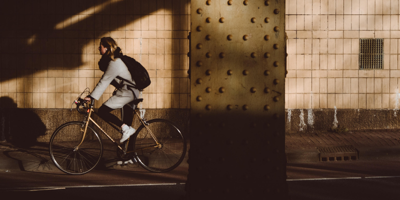 Fahrradfahrerin in Unterführung sorgt für Nachhaltigkeit im Alltag